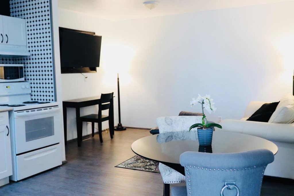 Apartamento Sun Dog Manor Maple Creek Exterior foto