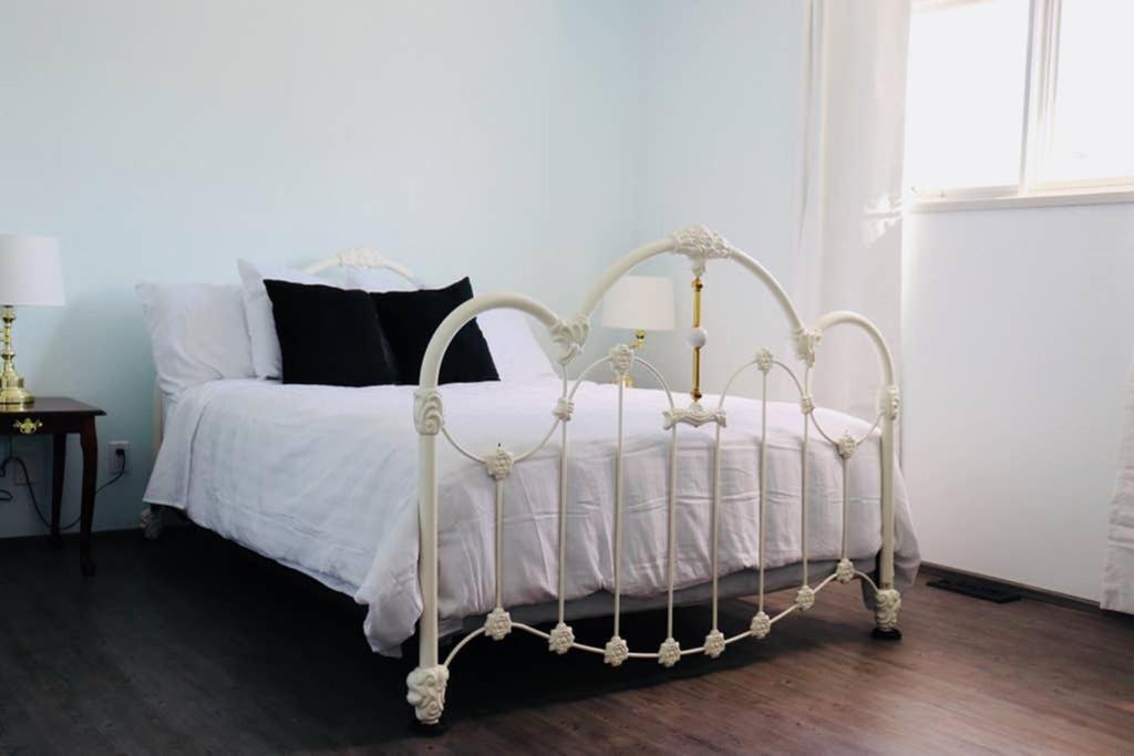 Apartamento Sun Dog Manor Maple Creek Exterior foto